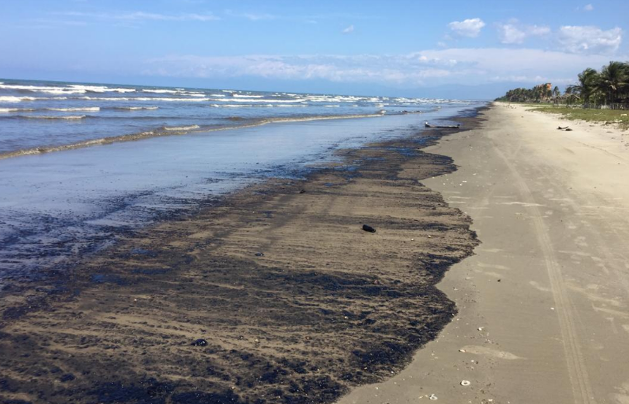 Derrame de petróleo se extendió en costas de Falcón