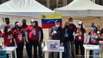 Venezolanos participan en consulta popular convocada por Juan Guaidó