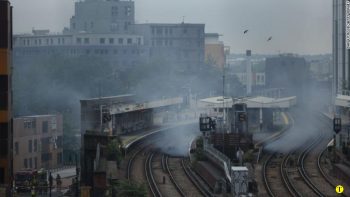 Los miembros del departamento de bomberos destinaron diez camiones y setenta hombres para controlar el incendio en la estación de tren “Elephant and Castle”, Londres. El incendio se produjo junto a las vías. Descartaron que se trate de un posible atentado terrorista.
