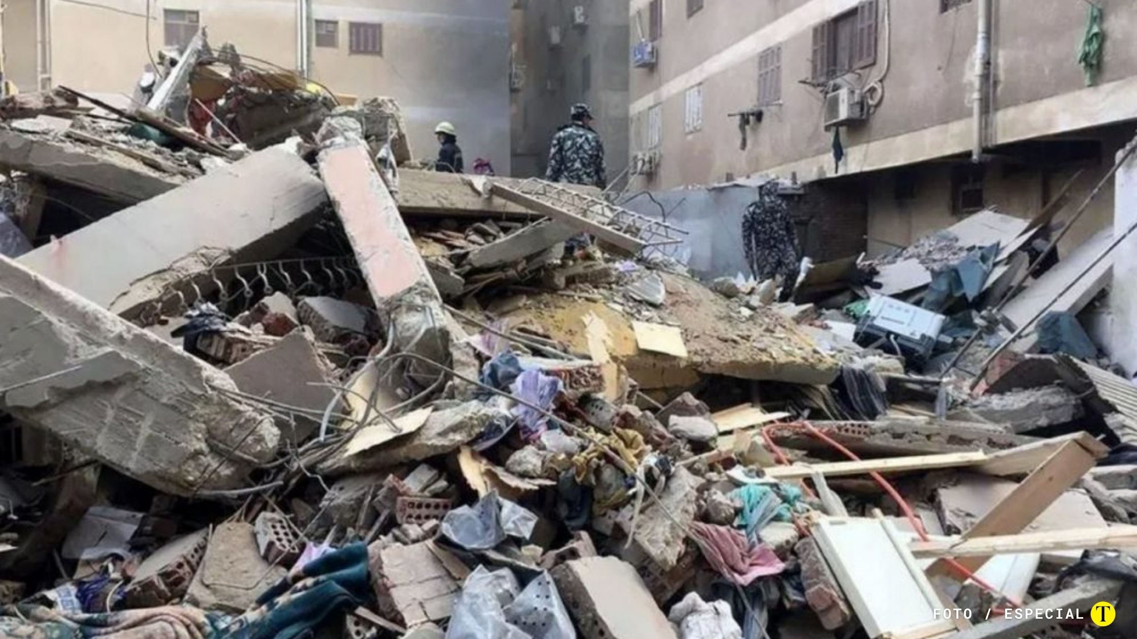 Cuatro mujeres murieron al derrumbarse un edificio residencial en el centro de Alejandría, Egipto, informó el sábado un representante de las fuerzas de seguridad. También, cuatro personas pudieron ser rescatadas con vida.
