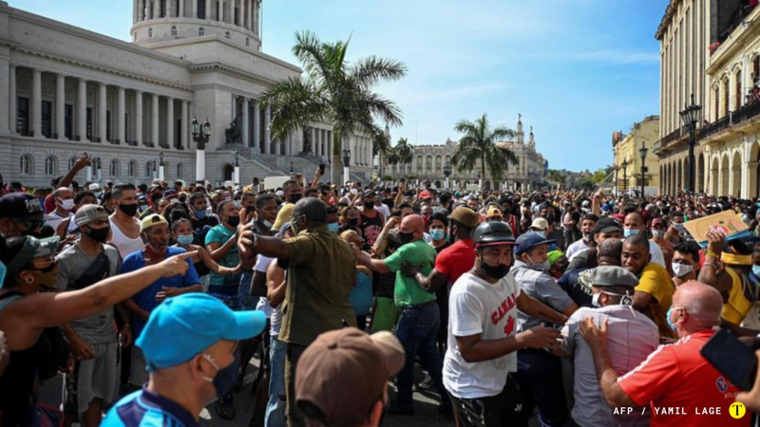 Cientos de personas se manifiestan contra el Gobierno de Cuba frente al Capitolio de La Habana, este domingo
