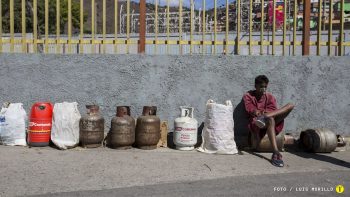 Personas esperaban en Coche el 16 de marzo para adquirir gas. Foto: Luis Morillo