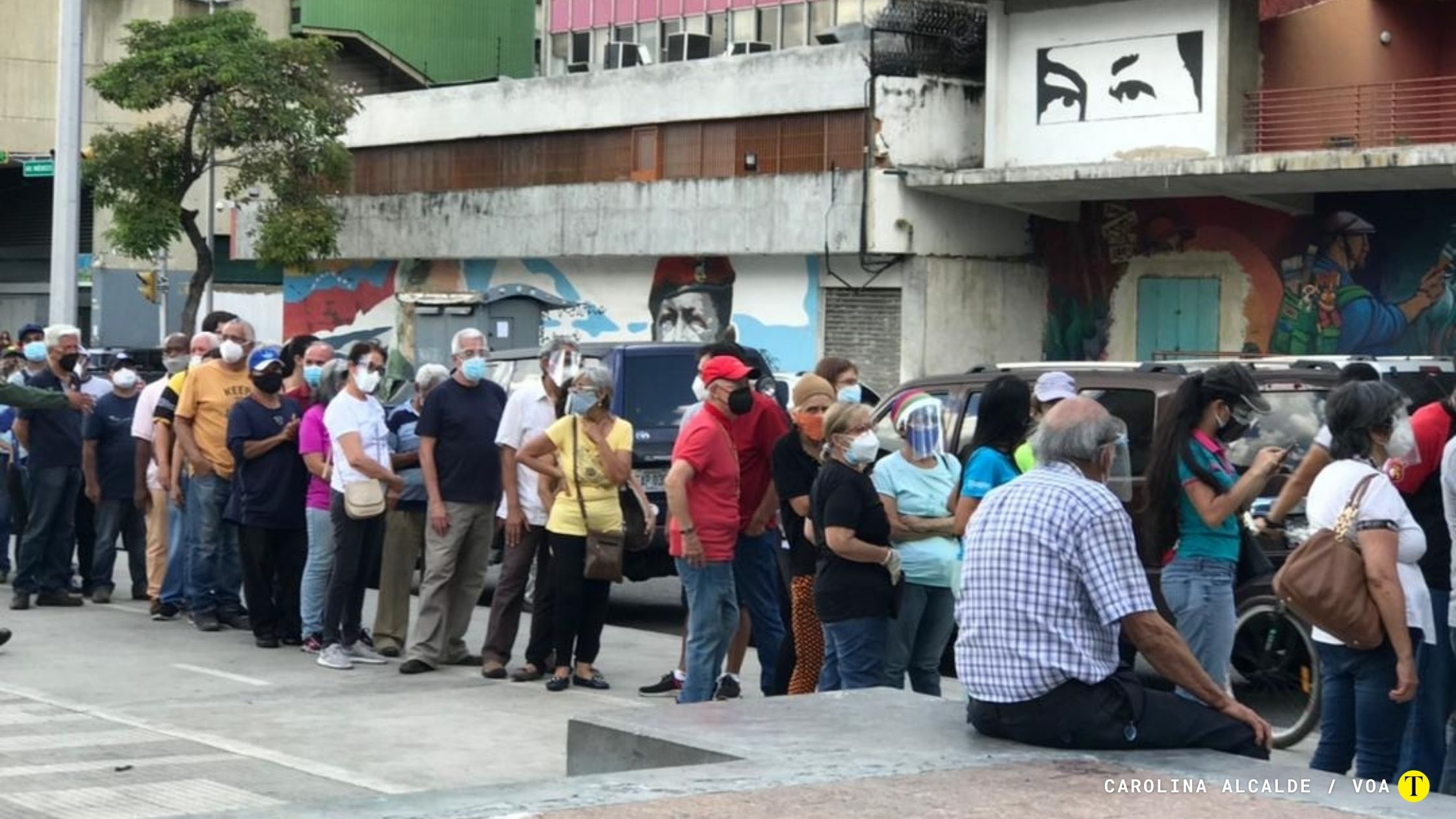 Personas hacen fila para ser vacunados contra el COVID-19 en el centro de Caracas. Mayo 30, 2021. Foto: Carolina Alcalde - VOA