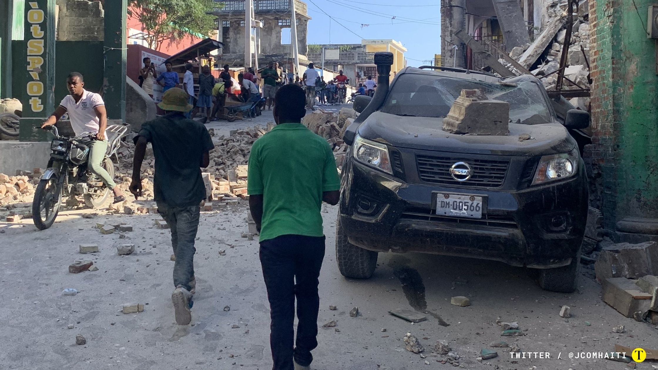 Personas corriendo por las calles de Haití entre los escombros que dejó el terremoto de magnitud 7,2. Foto Twitter / @JCOMHaiti