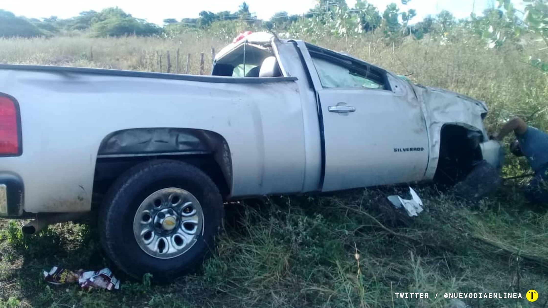 Camioneta Silverado plateada donde viajaba María Lastra, alcaldesa del municipio Píritu y donde murió en el accidente. Foto: Twitter / @nuevodiaenlinea