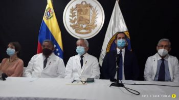 Presidente de la Federación Médica Venezolana, Douglas León Natera en compañía del líder opositor Juan Guaidó y otros miembors de la FMV. Foto: Dick Torres