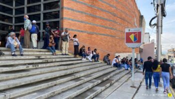 Personas esperando que se restablezca el sistema a las afueras del Banco de Venezuela. Foto: Notitarde