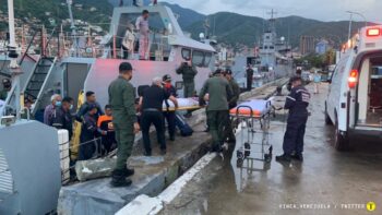 Rescatistas asistiendo a personas que se dirigían hacia la isla LaTortuga y que sufrieron un naufragio. Foto: @inea_venezuela / Twitter