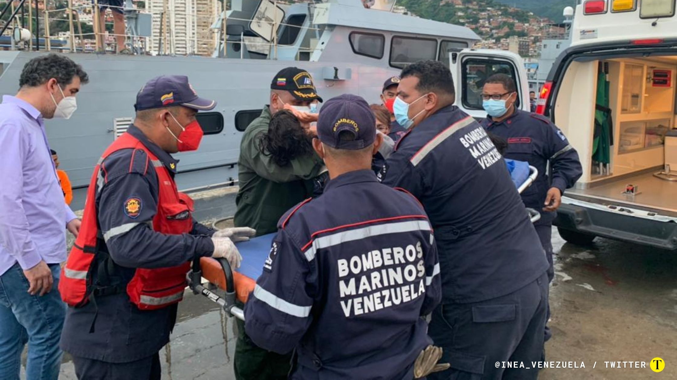 Rescatistas ayudando a movilizar a menor tras naufragio de la embarcación que se dirigía hacia La Tortuga. Foto: @inea_venezuela / Twitter