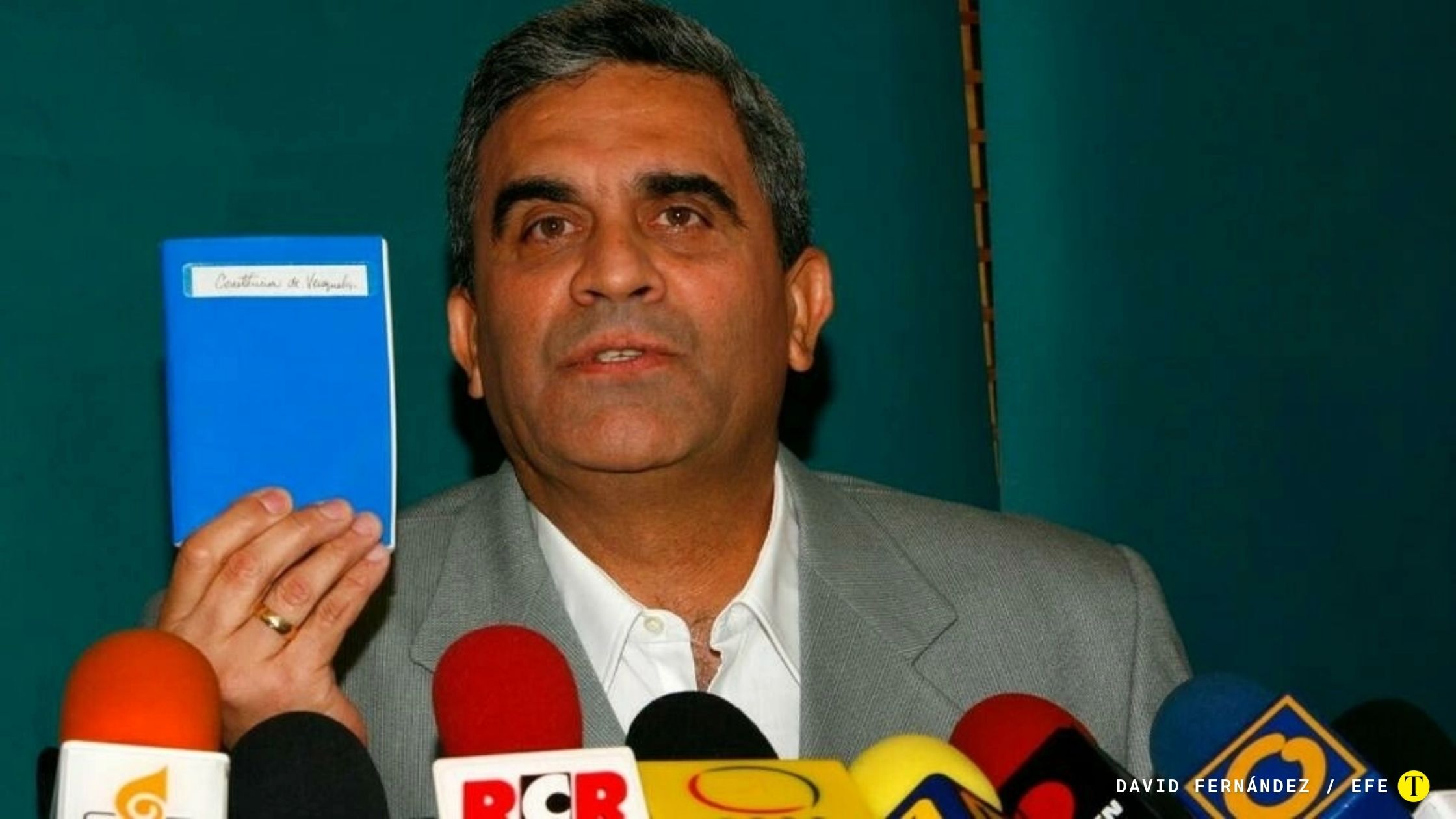 Fotografía de archivo fechada el 6 de diciembre de 2007 que muestra al General venezolano Raul Isaías Baduel durante una rueda de prensa sobre los resultados del referendum constitucional, en Caracas, Venezuela. Foto: David Fernández / EFE