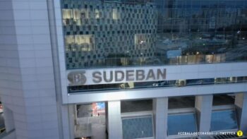 Este sábado abrieron los bancos situados en los centros comerciales, según instrucciones de la Sudeban; al igual que la próxima semana. Foto: @CeballosIchaso1 / Twitter
