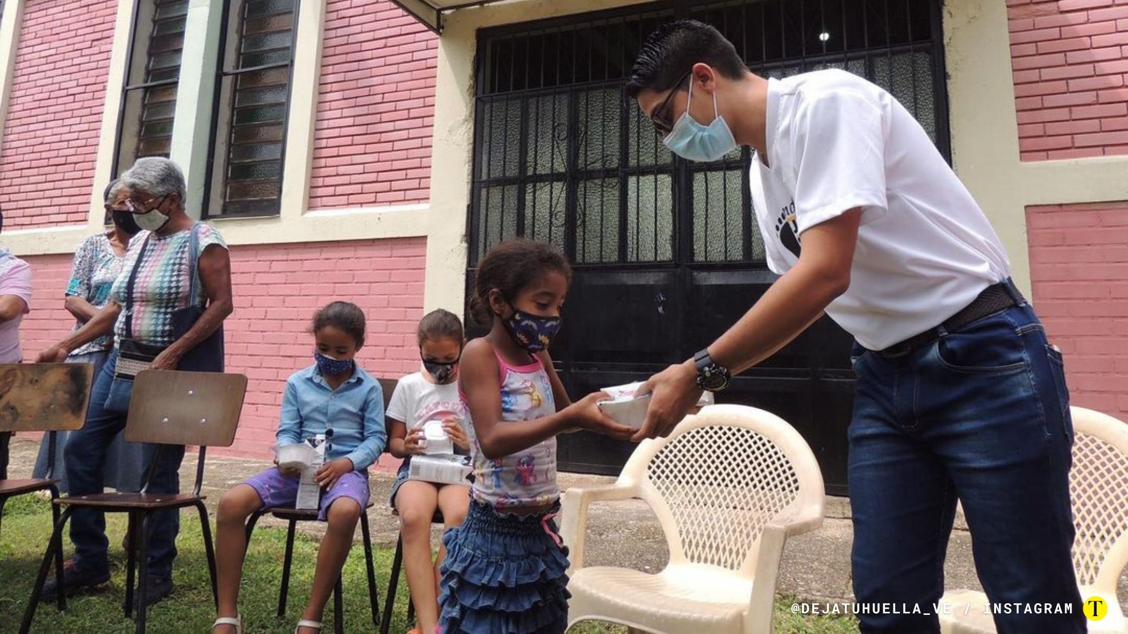 La fundación "Deja tu huella" realiza actividades solidarias para llevar alegría a los lugares más vulnerables de la ciudad de Valencia. Foto: @dejatuhuella_ve / Instagram