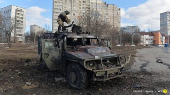 Militares de Ucrania examinan un vehículo blindado ruso destruido en la ciudad de Jarkóv, el 27 de febrero.