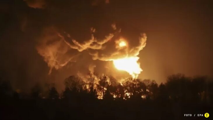 El alcalde de Vasylkiv, cerca de Kiev, Ucrania, dijo que un depósito de petróleo fue alcanzado por los misiles rusos. Foto: EPA