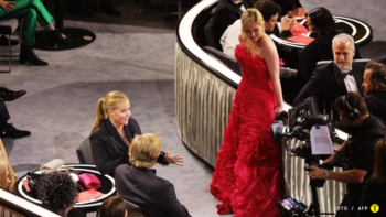 Kirsten Dunst se encontraba disfrutando de los Oscar cuándo apareció Amy Schumer hablando sobre las personas que asisten a “rellenar asientos”. Foto: AFP