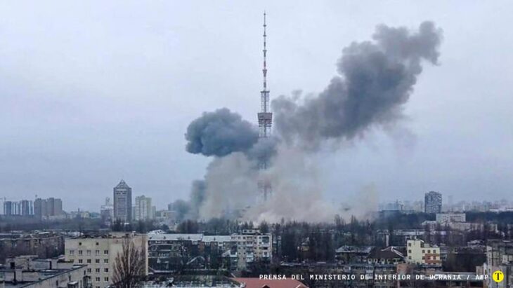 La torre de televisión de Kiev, en Ucrania, ha sido atacada. Cinco personas murieron en esa acometida y otras resultaron heridas. Foto: Prensa del Ministerio de Interior de Ucrania / AFP